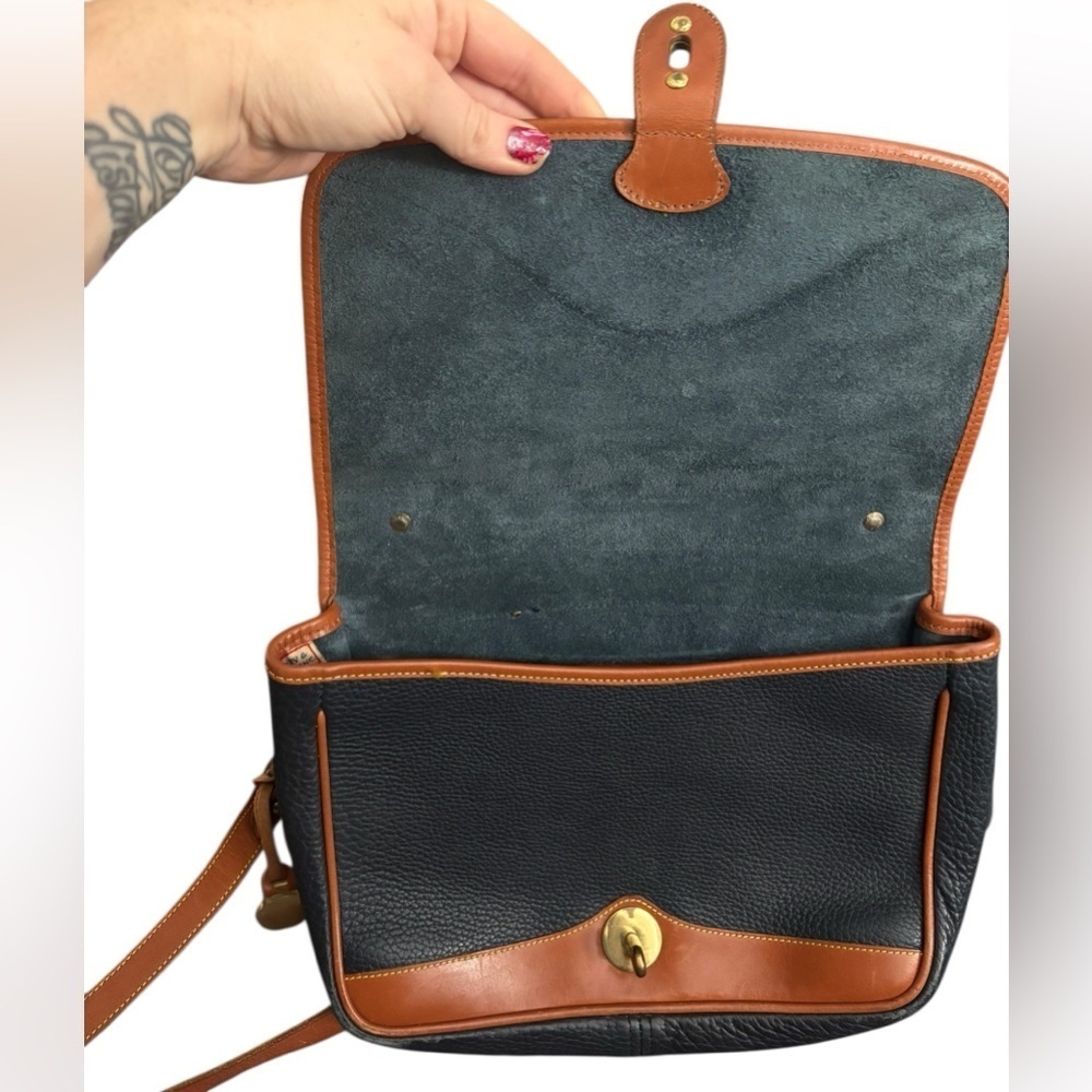 Vintage All Weather Pebbled Leather Dooney & Bourke Deep Navy/Tan Crossbody Bag - Picture 6 of 12